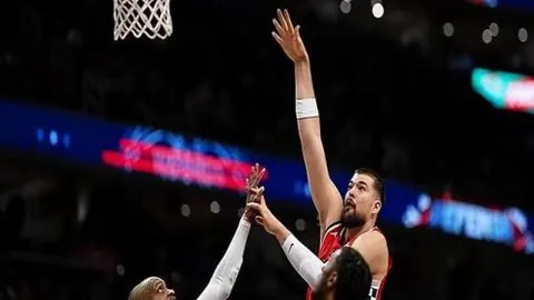 40岁C罗收入登顶全球运动员榜单，18亿巨资夺冠，梅西紧随步伐